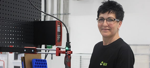 Portrait einer von der GSI GmbH vermittelte Produktionsmitarbeiterin bei der Arbeit. Ihr Personaldienstleister in Glauchau